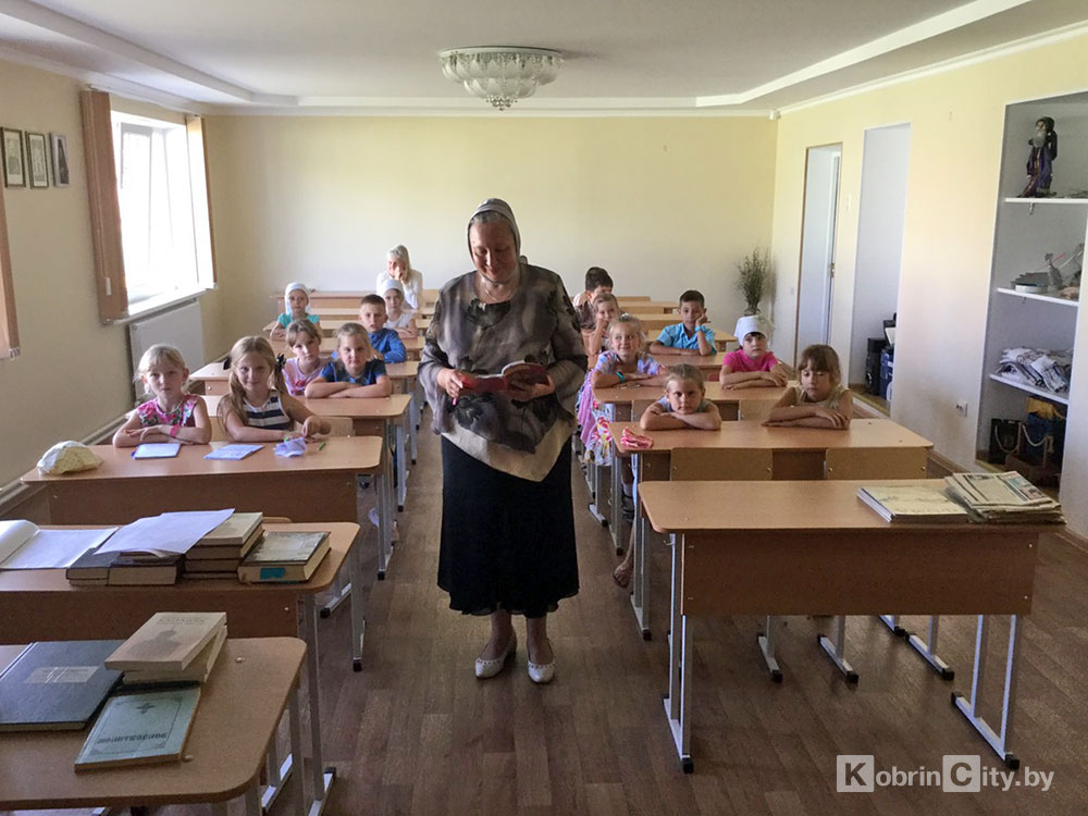 1 сентября в Петро-Павловском храме Кобрина благословили учащихся и начали учебный год