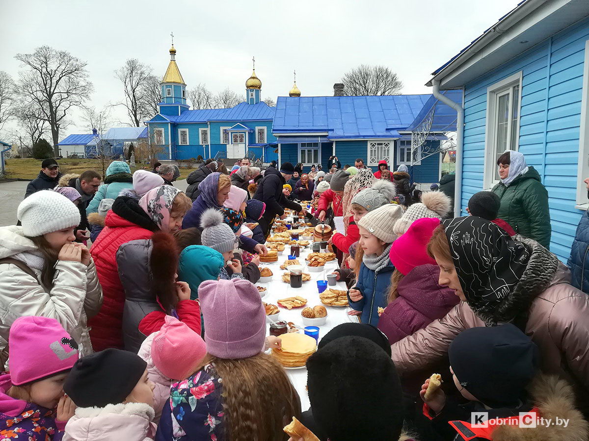 Кобрин: как в Воскресной школе Петропавловского храма Масленицу провожали