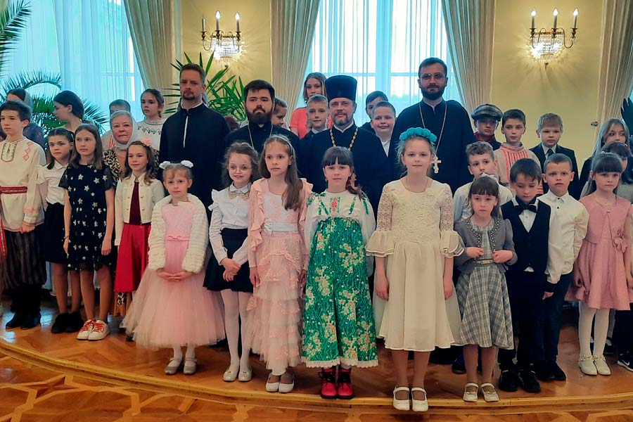 Учащиеся воскресной школы при соборе Александра Невского представили театральную постановку, посвященную празднованию Пасхи