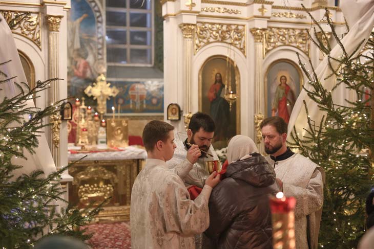 Атмосфера светлого праздника: в кафедральном соборе Александра Невского в Кобрине встретили Рождество – фоторепортаж