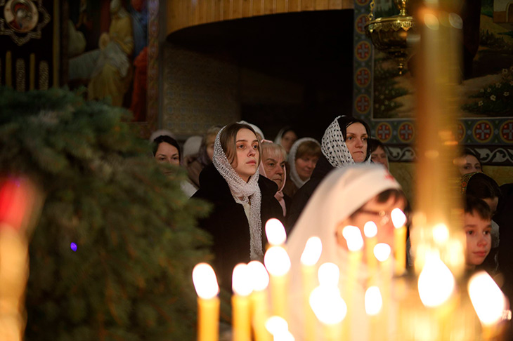 Православные верующие Кобрина отмечают Рождество: атмосфера праздника особенно глубоко ощущается в храме