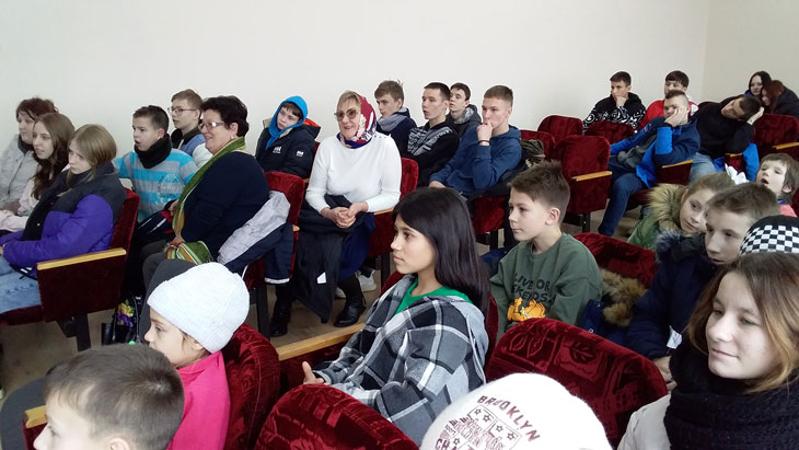 Святки для ребят из Дивинского детского дома в Кобрине: встреча в соборе, колядки, угощение и отдых в «Полесских традициях»