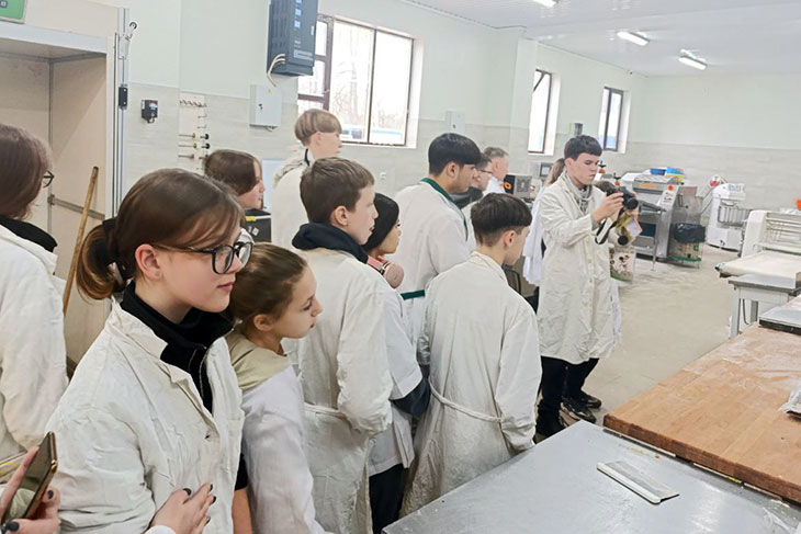 Ребята из Дивинского детского дома узнали секреты домашней выпечки и сделали пиццу своими руками