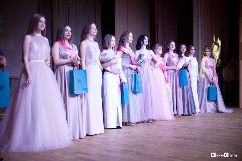 В Кобрине выбрали победительницу конкурса грации и артистического мастерства — «Мисс Весна-2022»