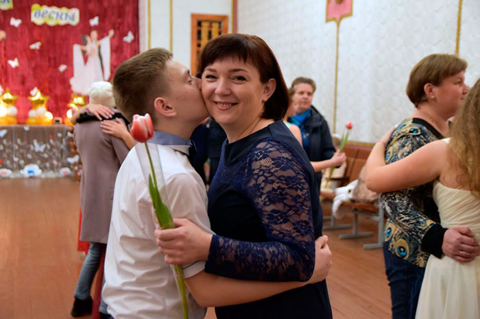 В Новосёлках под Кобрином 36 молодёжных пар танцевали на балу «Мелодия весны»