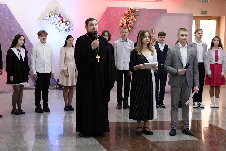 Молодёжный бал в Кобрине: классические танцы и общение «офлайн» создали особую атмосферу праздника