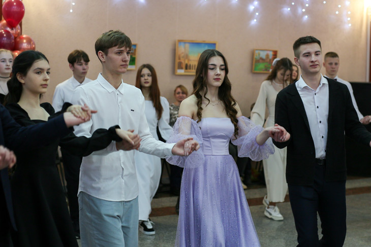 Молодёжный бал в Кобрине: классические танцы и общение «офлайн» создали особую атмосферу праздника
