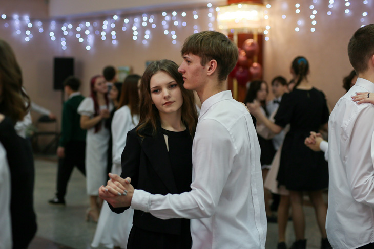 Молодёжный бал в Кобрине: классические танцы и общение «офлайн» создали особую атмосферу праздника