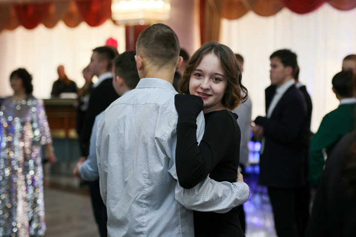 Молодёжный бал в Кобрине: классические танцы и общение «офлайн» создали особую атмосферу праздника