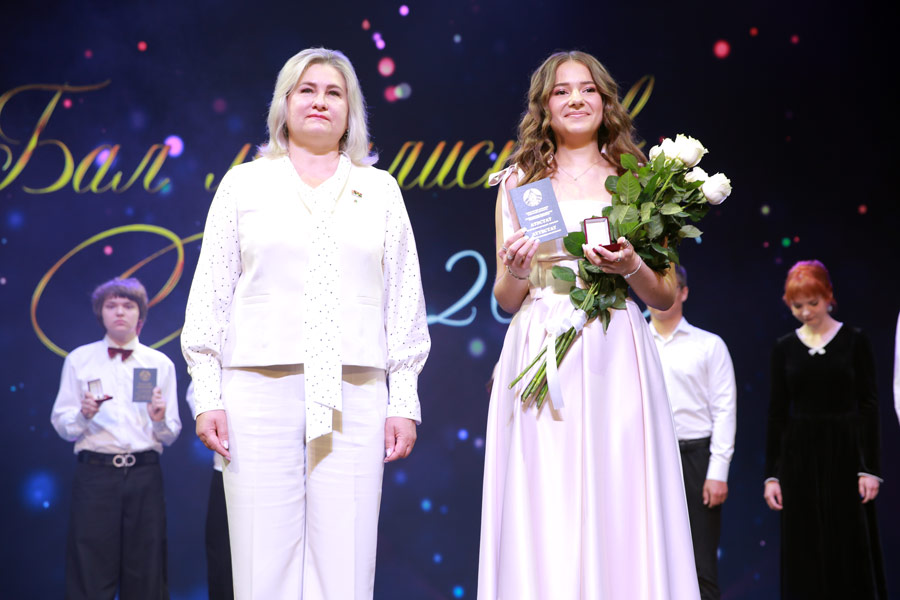 Бал медалистов-2026 в Кобрине: 35 выпускников принимали золотые и серебряные медали во дворце