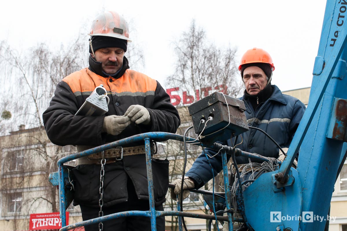 На улицах Кобрина обновляют дорожное освещение: заменят около 400 фонарей