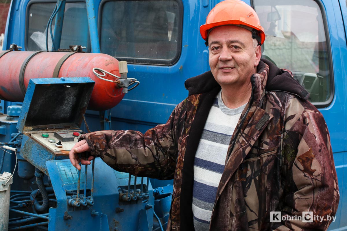 На улицах Кобрина обновляют дорожное освещение: заменят около 400 фонарей