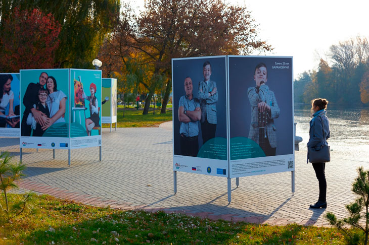 В Бресте на набережной открылась фотовыставка о детях с инвалидностью в школе