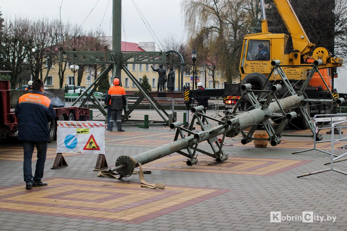 В центре Кобрина 10 декабря начали устанавливать новогоднюю ёлку