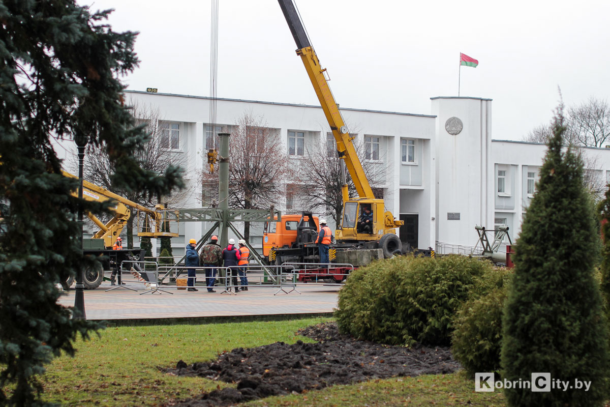 В центре Кобрина 10 декабря начали устанавливать новогоднюю ёлку