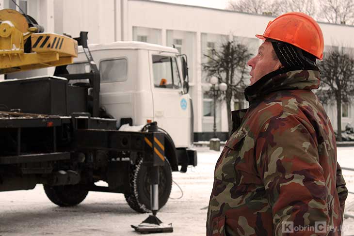 В центре Кобрина устанавливают традиционную новогоднюю елку