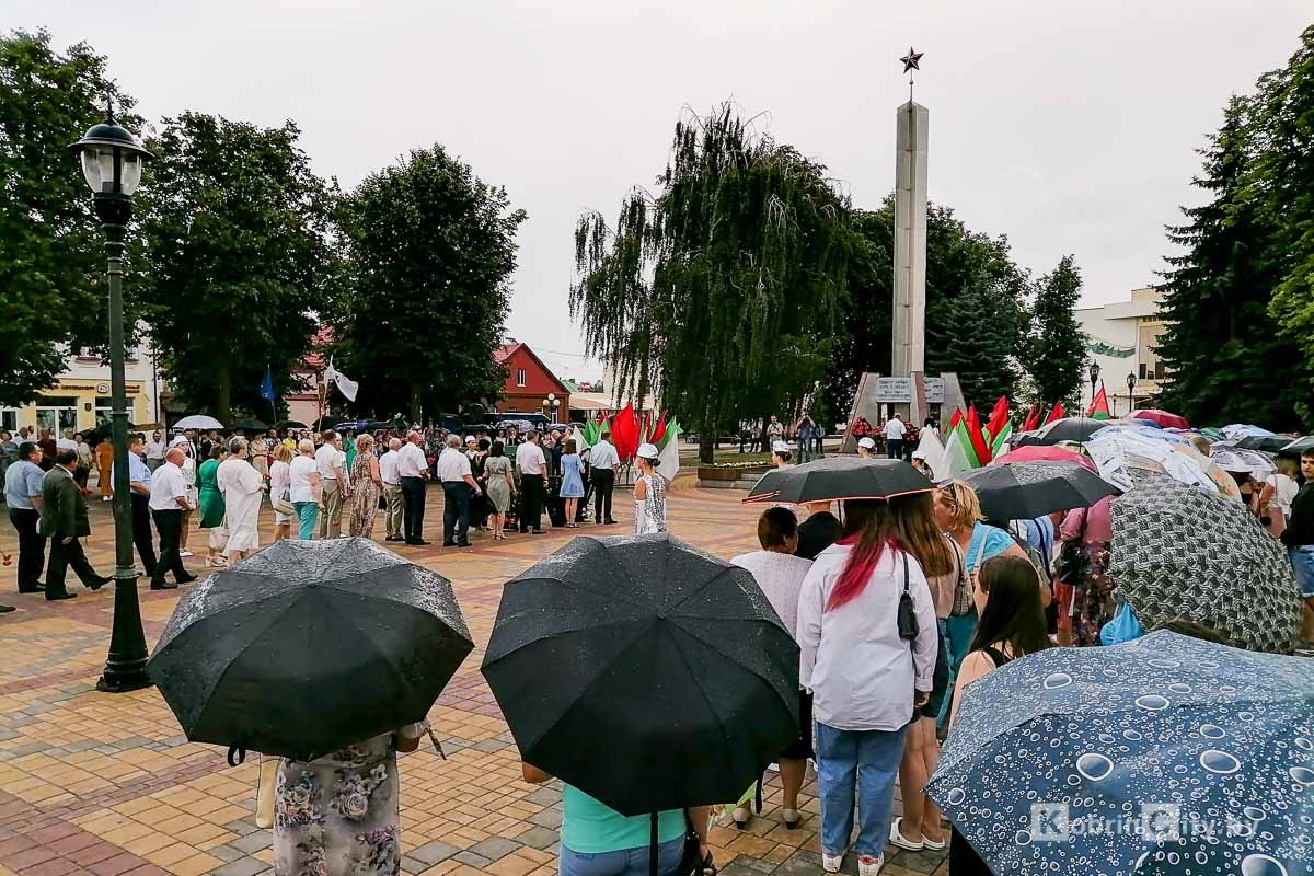 Под брызги фонтана, детский смех и музыку поколений. Кобрин встретил свой праздник
