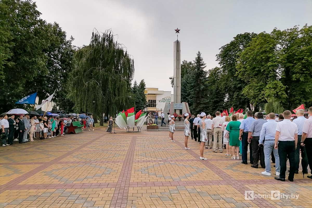 Под брызги фонтана, детский смех и музыку поколений. Кобрин встретил свой праздник