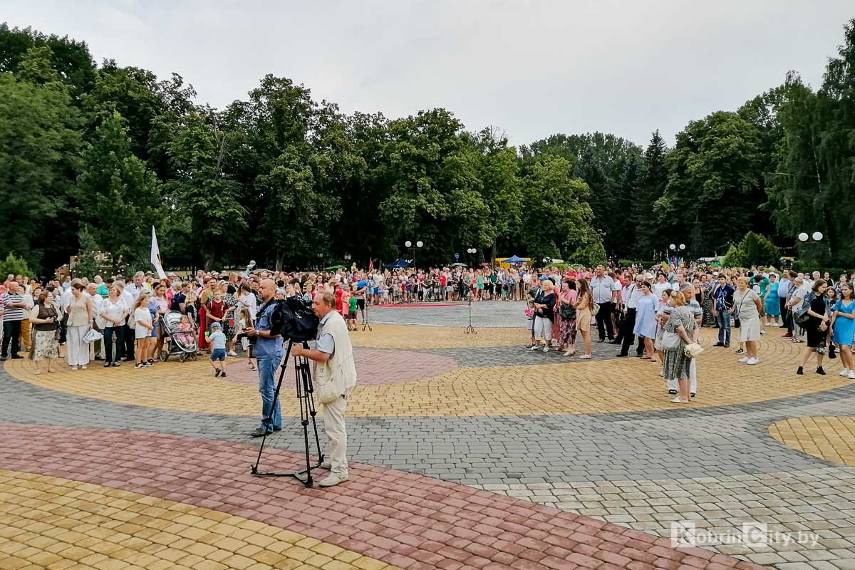 Под брызги фонтана, детский смех и музыку поколений. Кобрин встретил свой праздник