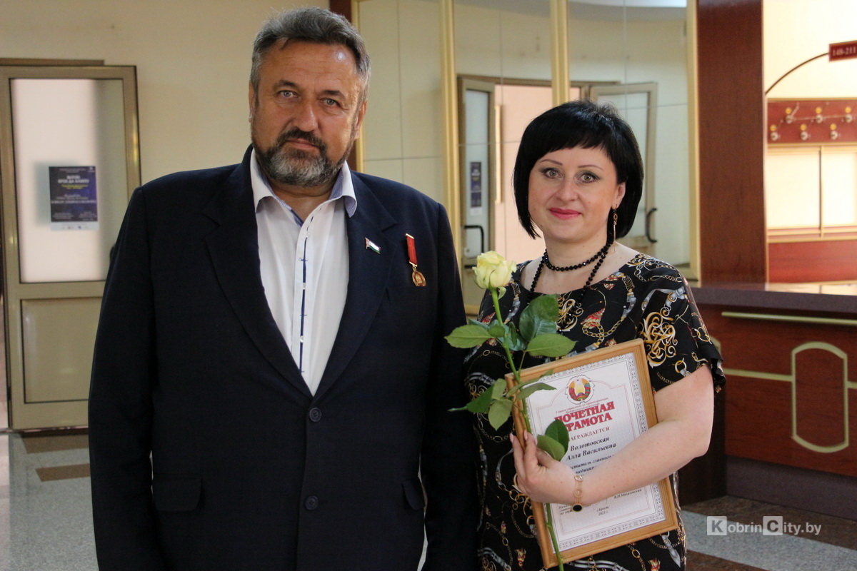 Город должен знать своих героев. Во Дворце культуры медиков Кобринщины поздравили с профессиональным праздником