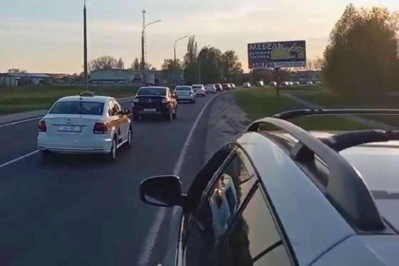 В Кобрине более 30 автомобилей такси проехали караваном по городу в честь Дня Победы