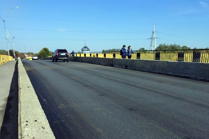 Завершен ремонт дорожного покрытия «старого» моста в Кобрине. Фотофакт