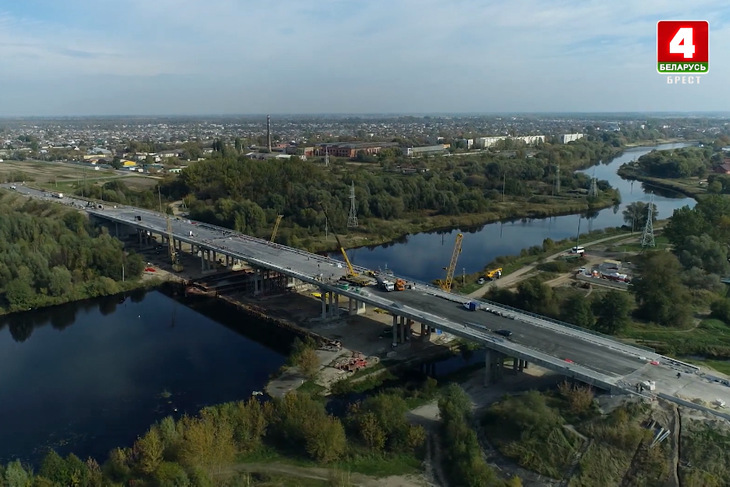 Мост, многоэтажки, школа и самая большая ферма. «Беларусь 4» о строительных обновлениях города и района