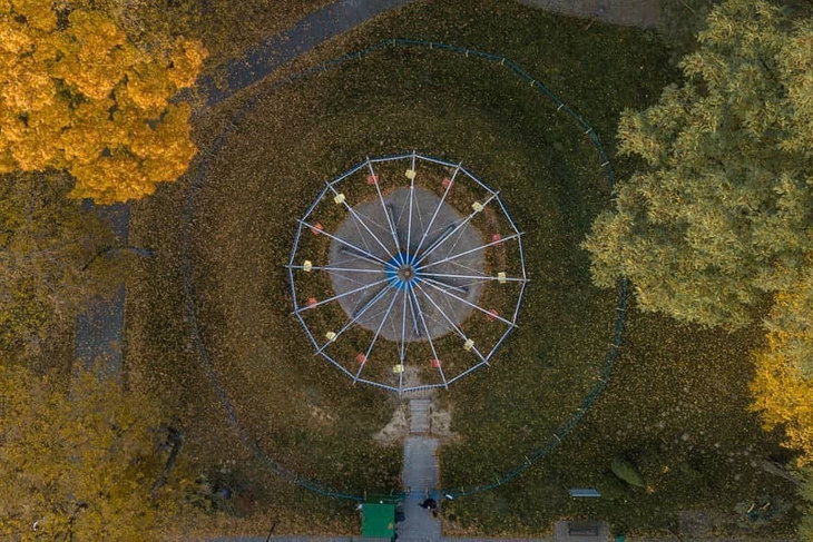 «Осенний» полет над кобринским парком. Фотофакт с дрона Александра Новика
