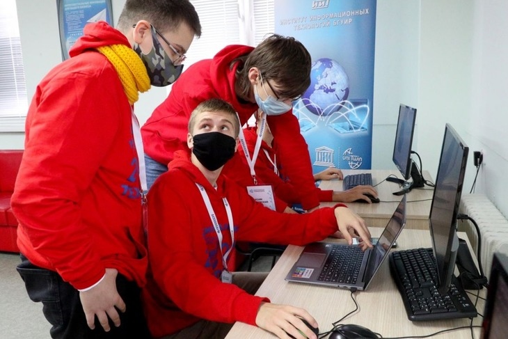 Школьники могут реализовать свои проекты на базе ведущих университетов страны. Среди них кобринчанин Николай Колосун