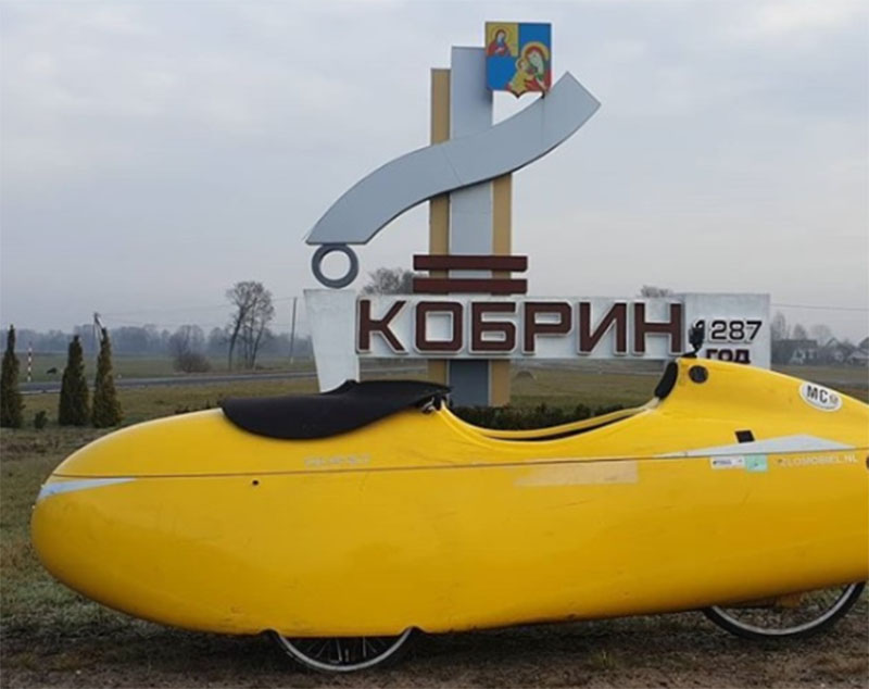 Брест, Пинск, Кобрин... Немец на желтом веломобиле путешествует по Беларуси