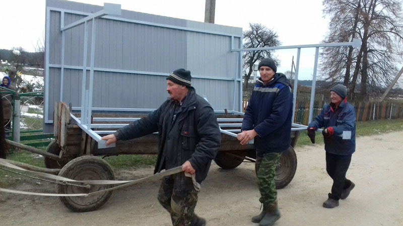 В шести деревнях под Кобрином установили 11 крытых навесов для автолавок