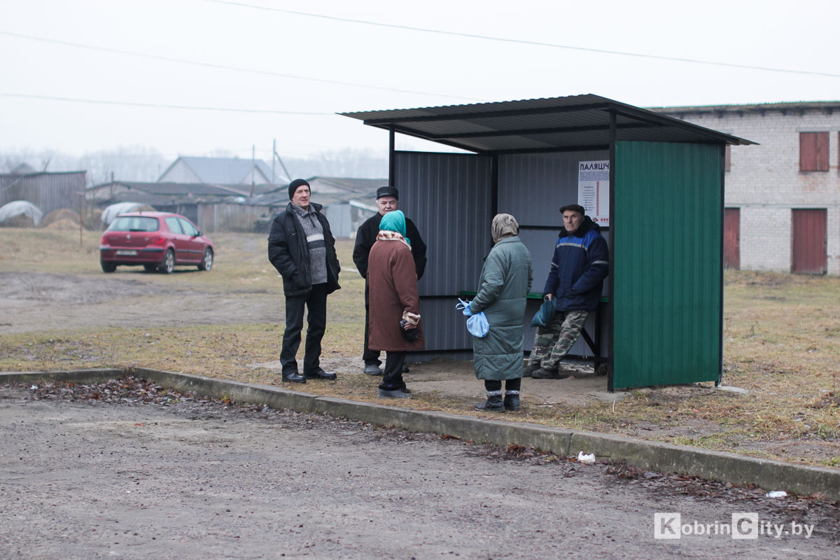 В шести деревнях под Кобрином установили 11 крытых навесов для автолавок