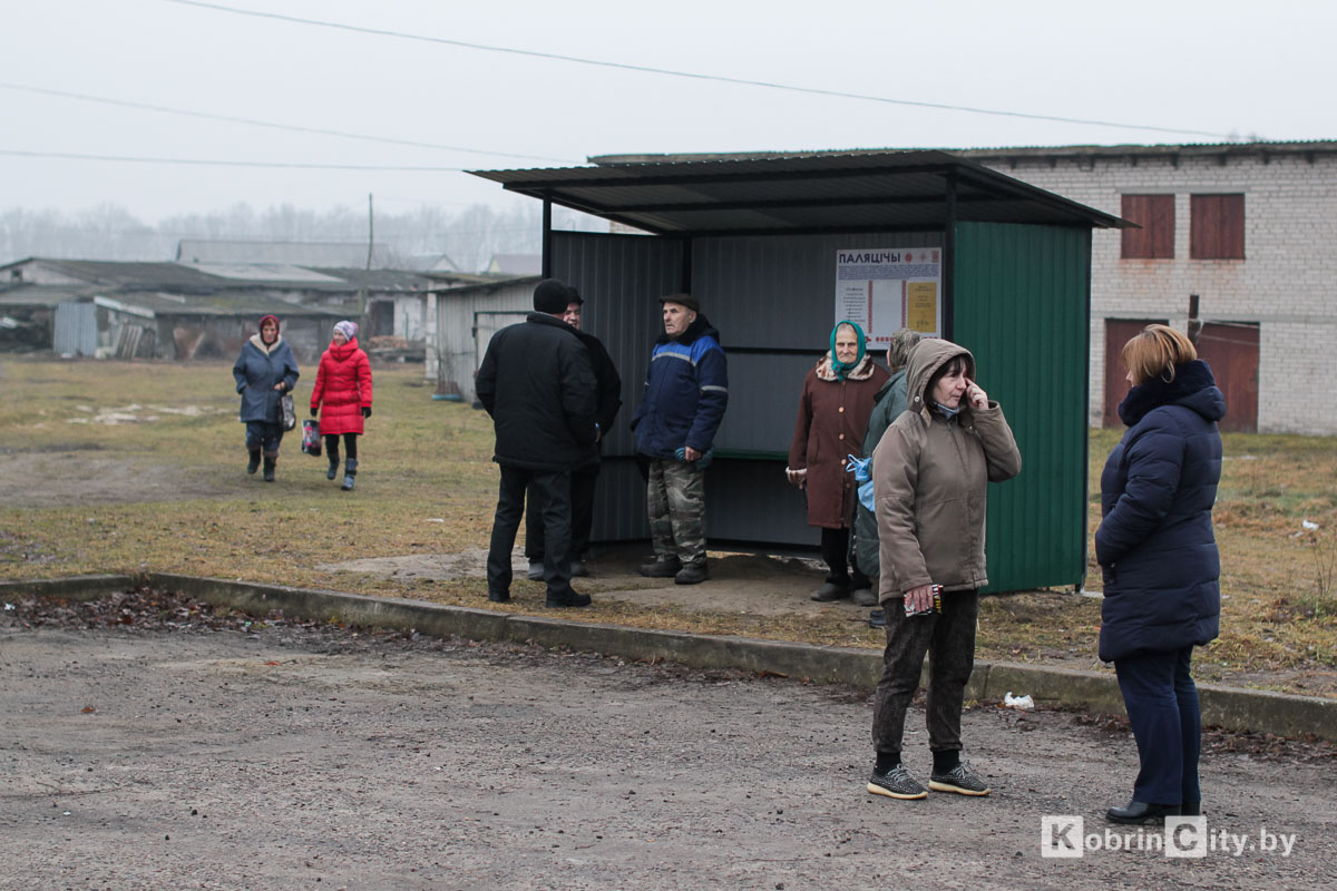 В шести деревнях под Кобрином установили 11 крытых навесов для автолавок