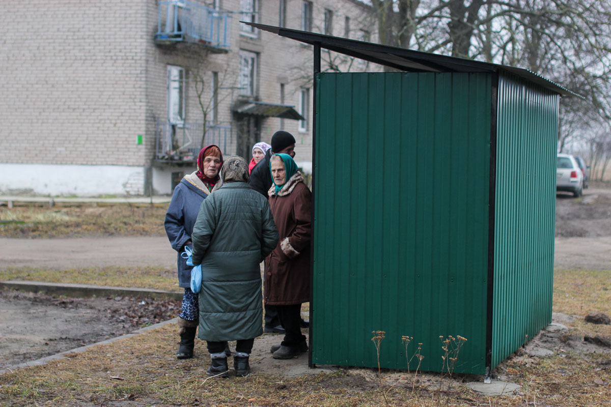 В шести деревнях под Кобрином установили 11 крытых навесов для автолавок