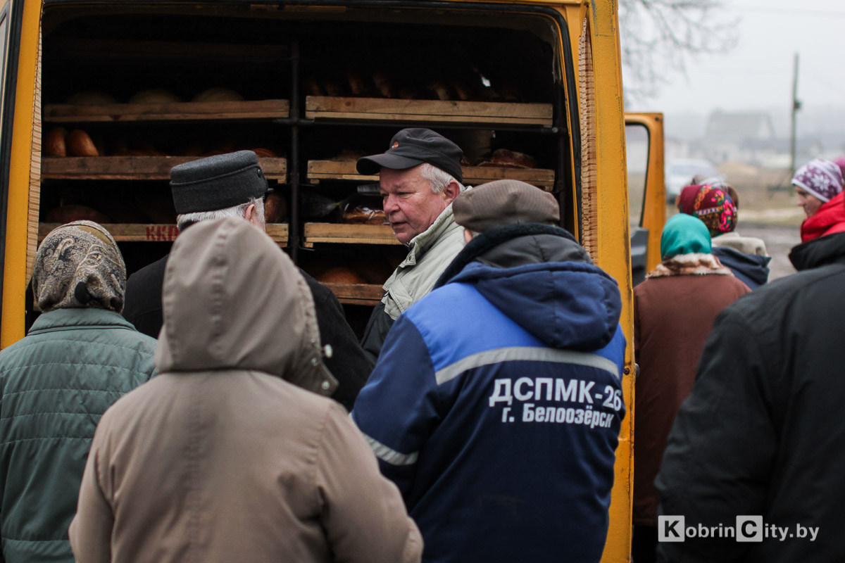 В шести деревнях под Кобрином установили 11 крытых навесов для автолавок