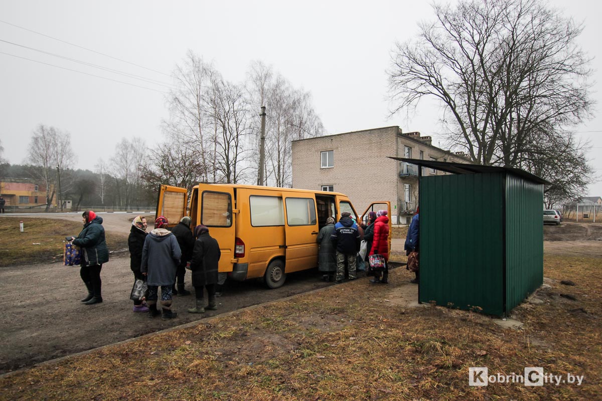 В шести деревнях под Кобрином установили 11 крытых навесов для автолавок