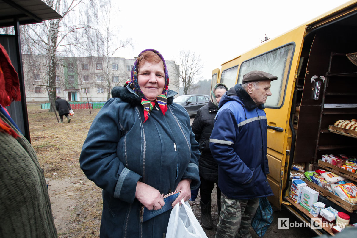 В шести деревнях под Кобрином установили 11 крытых навесов для автолавок