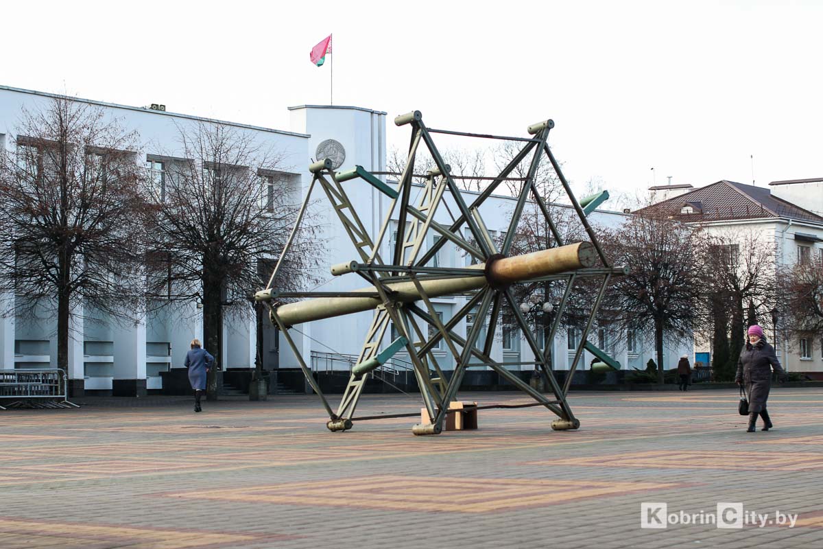 На главной площади Кобрина приступили к установке новогодней ёлки. ФОТО