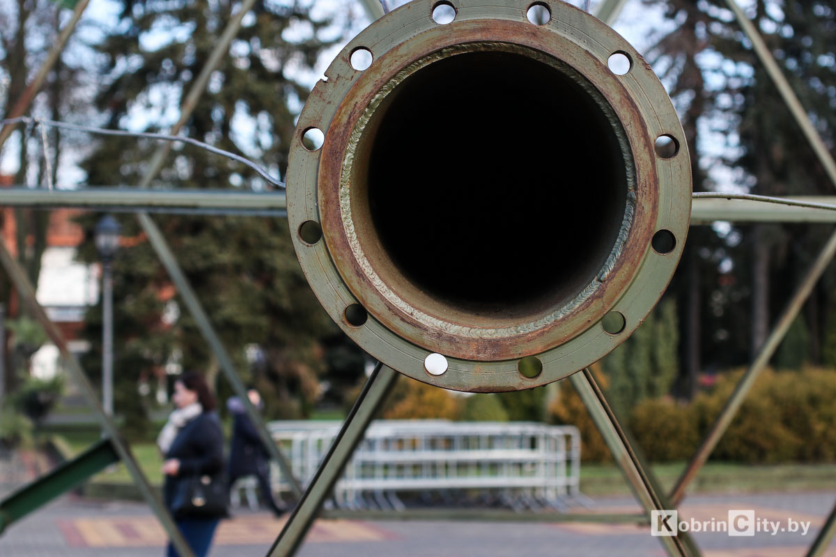 На главной площади Кобрина приступили к установке новогодней ёлки. ФОТО