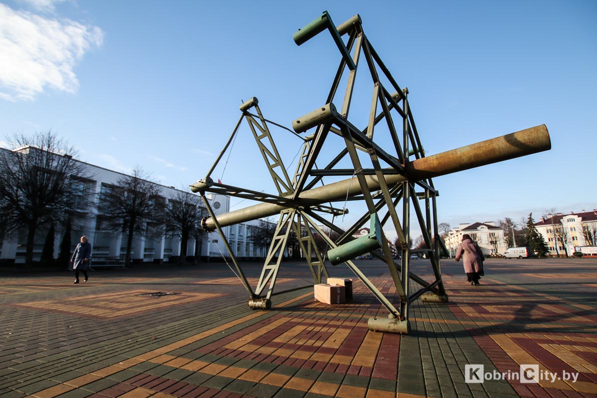 На главной площади Кобрина приступили к установке новогодней ёлки. ФОТО