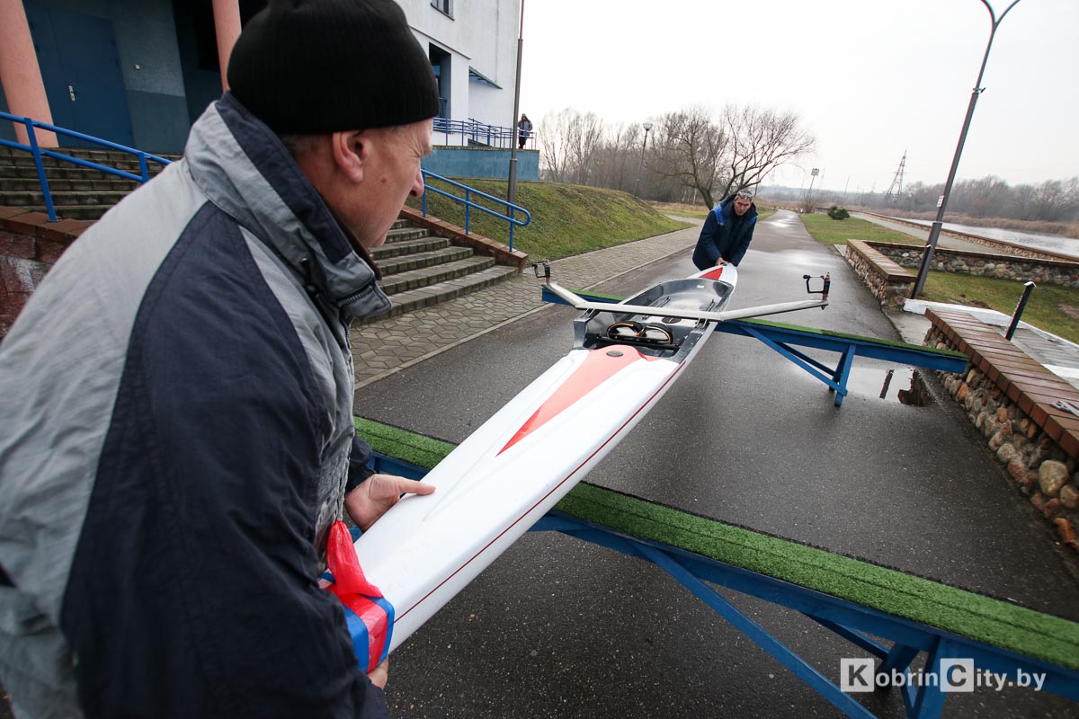 На гребной базе Кобрина появилась особенная лодка для академической гребли