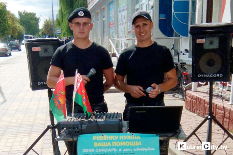 У «Лакомки» в Кобрине поют волонтеры в камуфляже. Идёт сбор средств для 6-летнего мальчика из Бобруйска