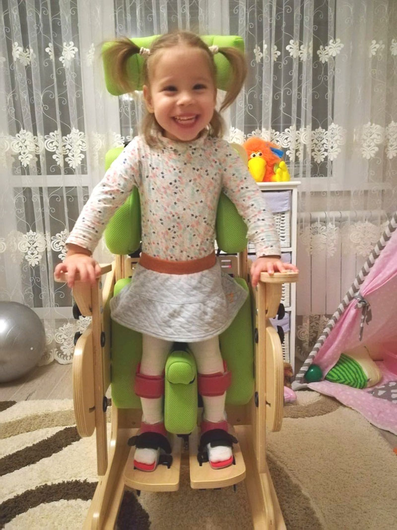 «Я очень хочу поставить доченьку на ноги». Семье 5-летней Софии Сосенковой из Кобрина нужна помощь