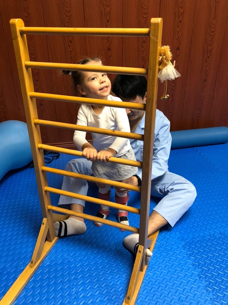 «Я очень хочу поставить доченьку на ноги». Семье 5-летней Софии Сосенковой из Кобрина нужна помощь