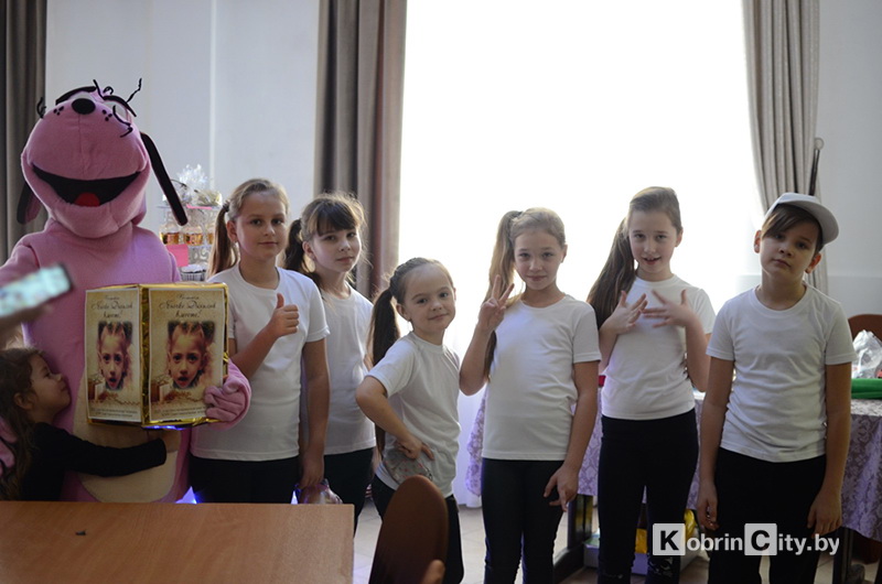 Более 100 участников благотворительной ярмарки в Кобрине подарили «Новогоднее чудо» для Яночки Данилюк