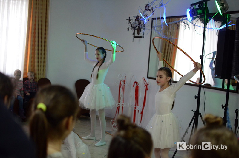 Более 100 участников благотворительной ярмарки в Кобрине подарили «Новогоднее чудо» для Яночки Данилюк