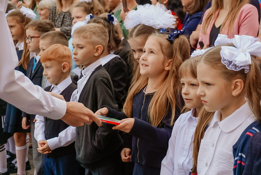 1 сентября День знаний — в школах Кобринского района прошли торжественные линейки