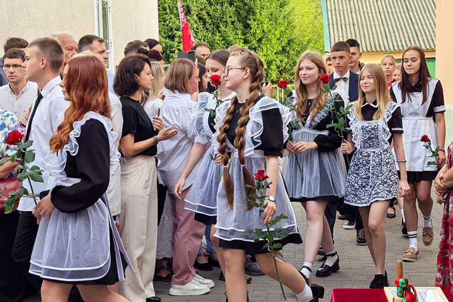 В Кобрине прозвенели первые звонки: как прошел День знаний в средней школе №2
