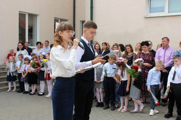 558 выпускников Кобринского района 25 мая простились со школой — для них прозвенел символичный последний звонок