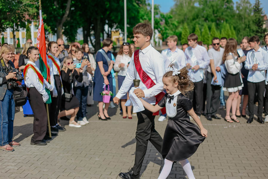 На Кобринщине «Последний звонок-2024» прошел в новом формате — более 400 выпускников торжественно простились со школой на главной площади города